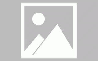特斯拉高速爆胎 女朋友被吓哭 男子抱人不报警