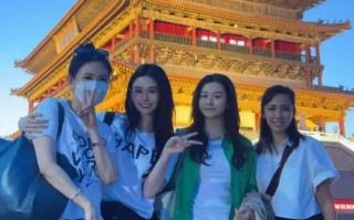 邱淑贞带2个女儿游西安 母女神似姐妹