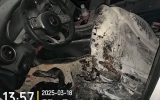买包烟的工夫奔驰就着火了！车主怀疑是质量问题 鉴定完尴尬了