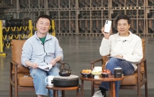 雷军亲自展示REDMI Turbo 4！2025年第一款新机