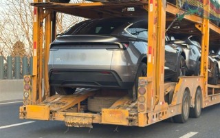 网友偶遇一板车焕新特斯拉Model Y：疑是发运门店做展车