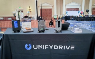 全球首款大模型AI NAS来了！极空间私有云联合UnifyDrive亮相CES