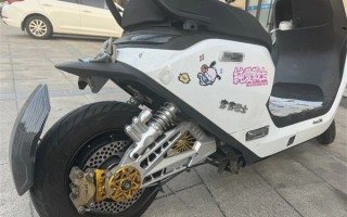 15小伙骑摩托车BUFF叠满了：无证无牌还改装 贴上“宝宝巴士”
