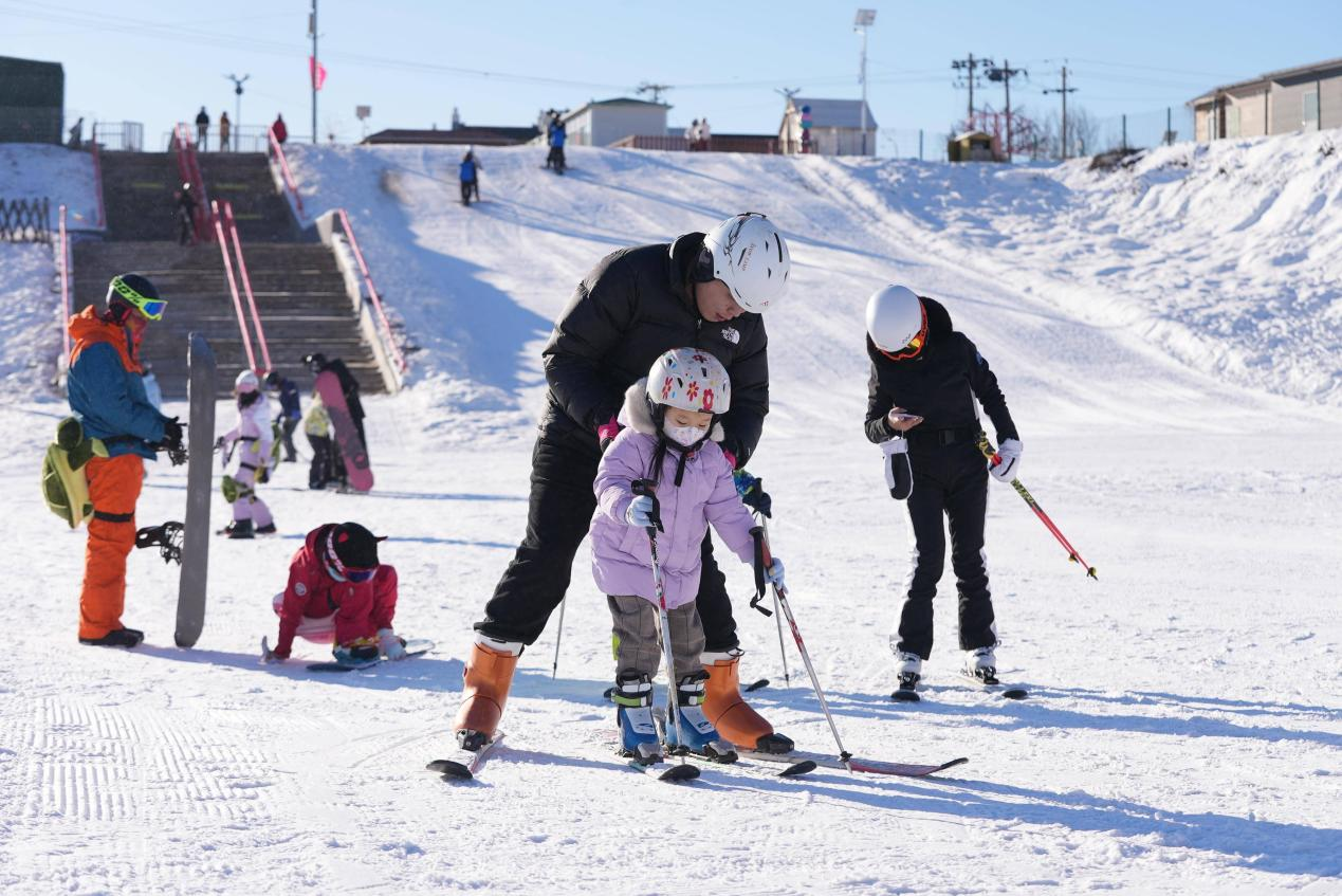 冰雪筑梦，非遗燃情：西麻各庄美食街引领乡村振兴新篇章-第2张图片-芙蓉之城