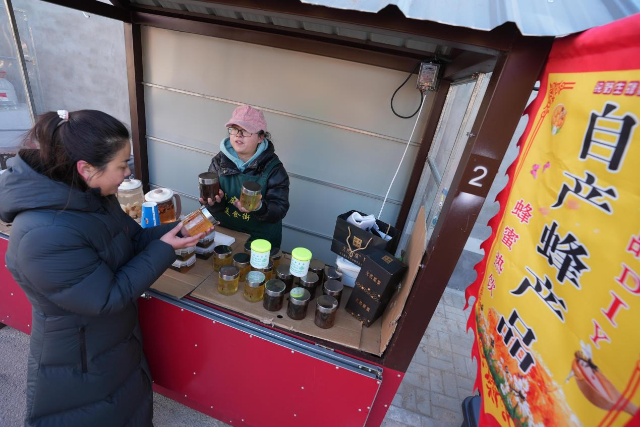 冰雪筑梦，非遗燃情：西麻各庄美食街引领乡村振兴新篇章-第8张图片-芙蓉之城