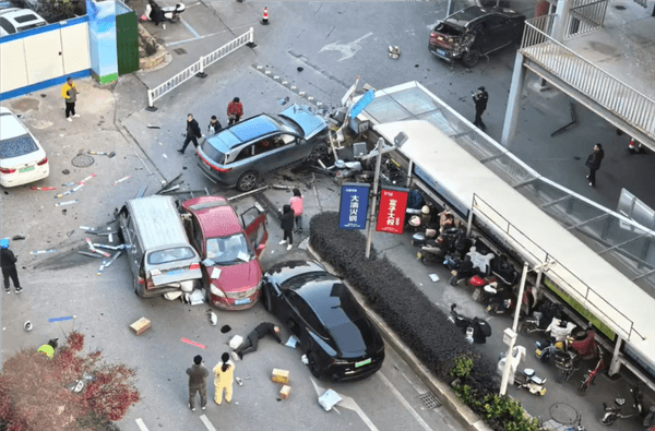 一小鹏G9出地库时疑因误踩油门横冲直撞：撞毁闸机和多辆车-第7张图片-芙蓉之城