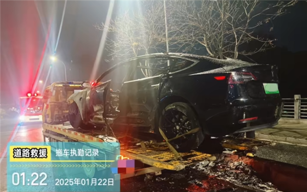 特斯拉夜间高速撞车：整车自燃起火 还伴有爆炸声-第3张图片-芙蓉之城