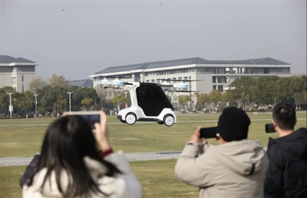 四轮八桨 东南大学发布国内首辆飞行汽车：空中续航超20分-第2张图片-芙蓉之城