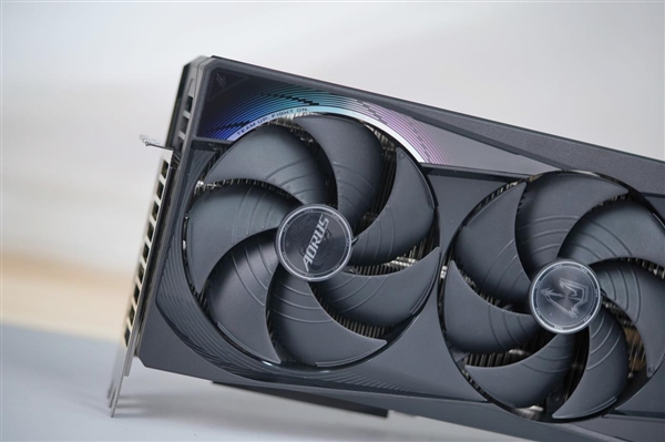 五彩斑斓的黑！技嘉RTX 5080 MASTER显卡图赏-第8张图片-芙蓉之城