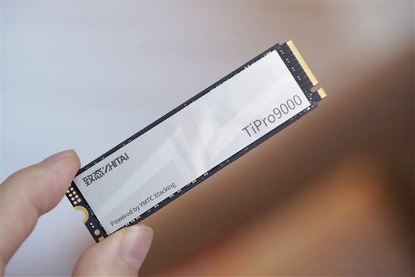 速度逼近PCIe 5.0极限！长江存储致态TiPro9000 2TB SSD图赏-第3张图片-芙蓉之城