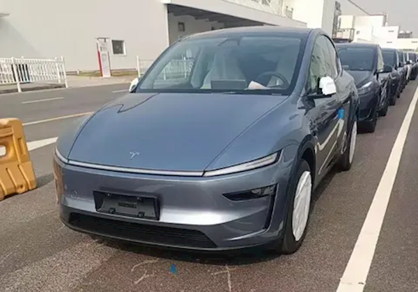 选装8000元！特斯拉Model Y焕新版冰河蓝实车曝光-第1张图片-芙蓉之城