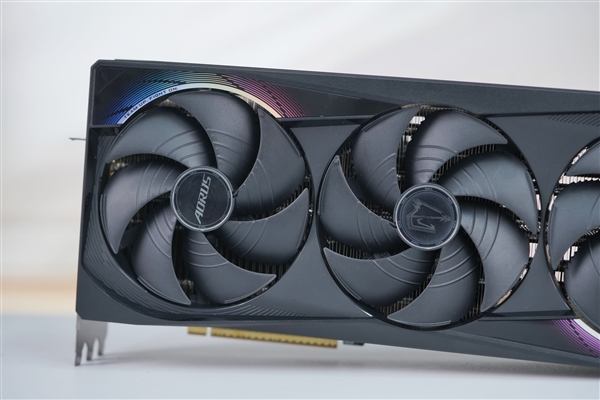 五彩斑斓的黑！技嘉RTX 5080 MASTER显卡图赏-第4张图片-芙蓉之城