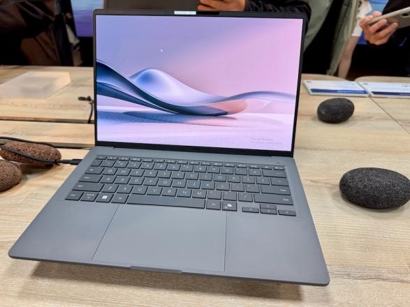 华硕新款Zenbook A14登场：不到980g惊人续航32小时！-第1张图片-芙蓉之城