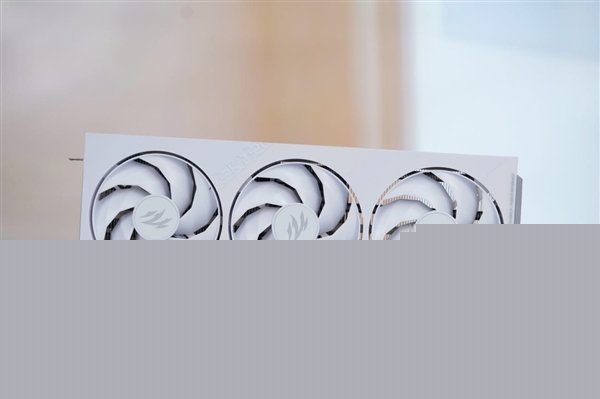 全白色刃式装甲！影驰RTX 5070 Ti圣刃图赏-第2张图片-芙蓉之城