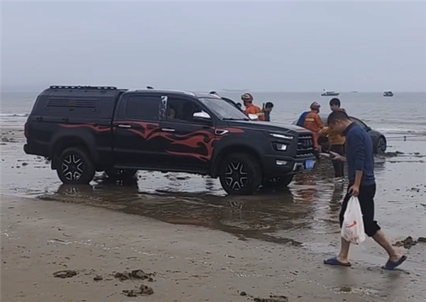 特斯拉Model 3深陷海滩：越野车、皮卡救援无果 还得铲车上！-第3张图片-芙蓉之城