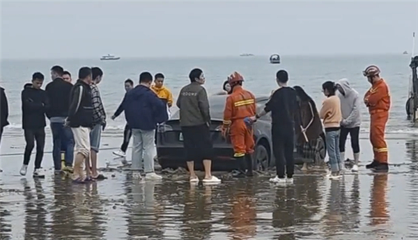 特斯拉Model 3深陷海滩：越野车、皮卡救援无果 还得铲车上！-第1张图片-芙蓉之城