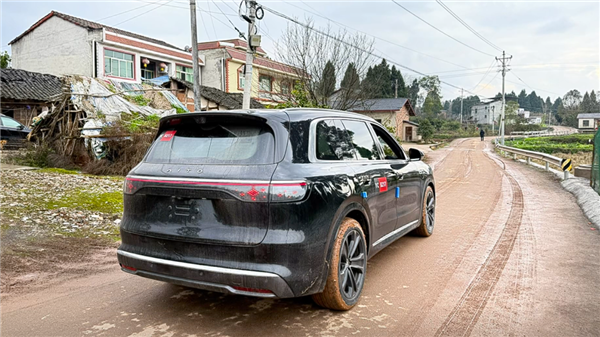 40万级最强SUV 问界M8实车谍照曝光：内饰比M9更好了-第3张图片-芙蓉之城