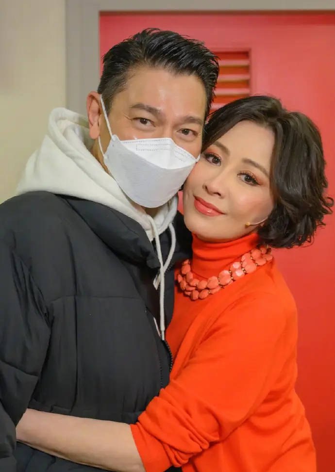 刘嘉玲晒与刘德华拥抱贴脸照 两人状态不错-第1张图片-芙蓉之城