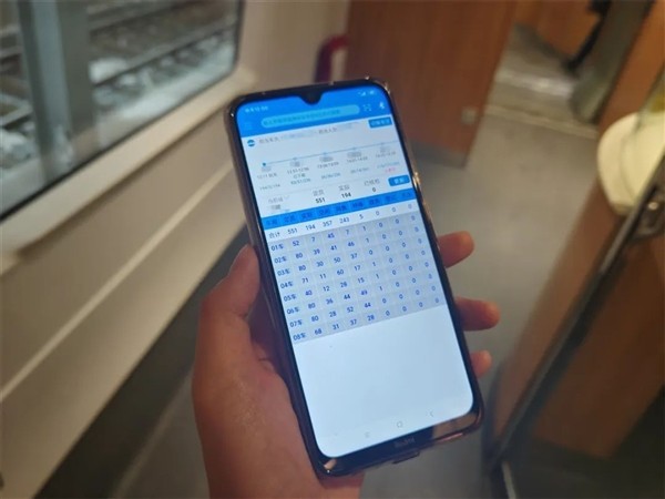 高铁乘务员手中的“智能大脑”：强大功能曝光-第1张图片-芙蓉之城
