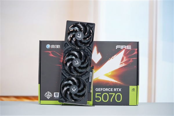 三折大扇叶！影驰RTX 5070 FIRE显卡图赏-第1张图片-芙蓉之城