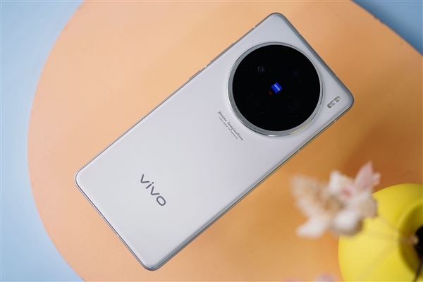 新一代全能旗舰！曝vivo X200S将改用直屏：无线充电和超声波指纹全都安排上-第2张图片-芙蓉之城