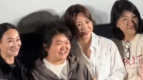 发型师晓华参加《水饺皇后》首映 与马丽、惠英红同框-第1张图片-芙蓉之城