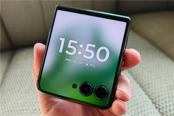 联想moto razr 60系列官宣：全球首款骁龙8至尊版小折叠-第2张图片-芙蓉之城