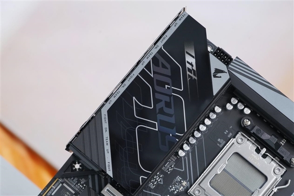 锐龙9000甜品座驾！技嘉B850M AORUS PRO WIFI7主板图赏-第3张图片-芙蓉之城