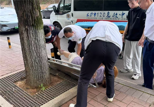 吉利试驾员工途中救助女外卖员 杨学良：要发锦旗和奖金-第4张图片-芙蓉之城