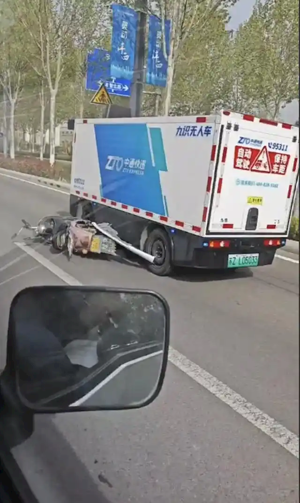 两天两起事故！无人快递车公司回应追尾汽车：非自动驾驶撞车-第2张图片-芙蓉之城