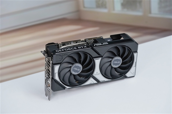 小巧双拼色！华硕RTX 5060 Ti DUAL OC 8GB显卡图赏-第4张图片-芙蓉之城