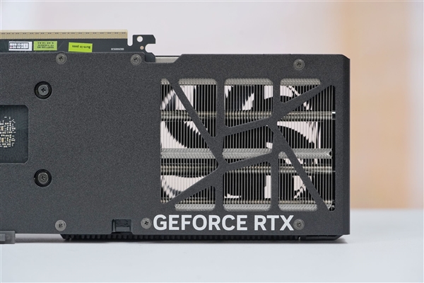 拉丝工艺精致典雅！映众RTX 5060 Ti曜夜8GB显卡图赏-第9张图片-芙蓉之城