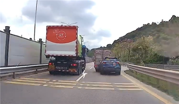 某车企测试车辆追尾小货车：直接将其怼翻在地-第3张图片-芙蓉之城