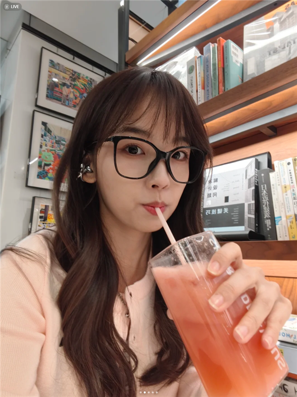 王冰冰手持OPPO Reno14晒自拍：人鱼姬配色 这颜值太梦幻-第2张图片-芙蓉之城