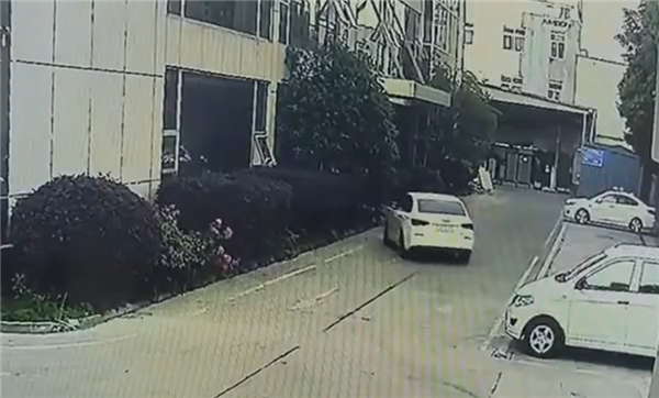 女子园区内开车化身“拆迁队”：撞碎大门玻璃碎一地-第2张图片-芙蓉之城