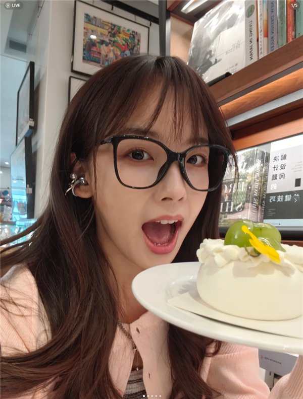 王冰冰手持OPPO Reno14晒自拍：人鱼姬配色 这颜值太梦幻-第1张图片-芙蓉之城