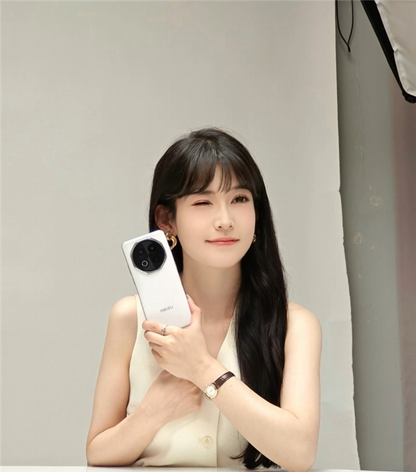 美女产品经理晒魅族Note 16定妆照：纯白机身 八边形镜头吸睛-第3张图片-芙蓉之城