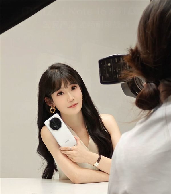 美女产品经理晒魅族Note 16定妆照：纯白机身 八边形镜头吸睛-第1张图片-芙蓉之城