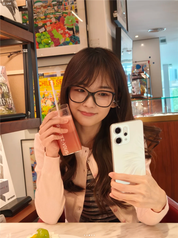 王冰冰手持OPPO Reno14晒自拍：人鱼姬配色 这颜值太梦幻-第3张图片-芙蓉之城