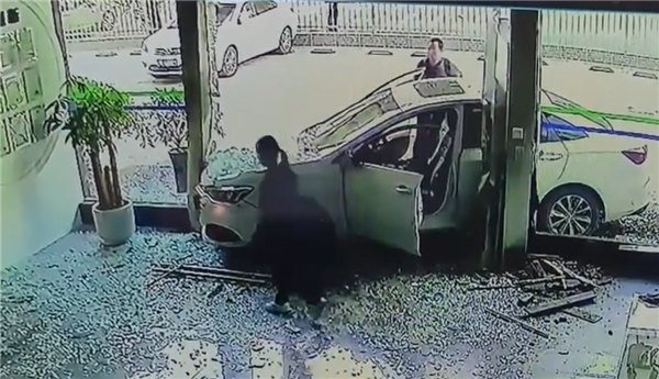 女子园区内开车化身“拆迁队”：撞碎大门玻璃碎一地-第5张图片-芙蓉之城